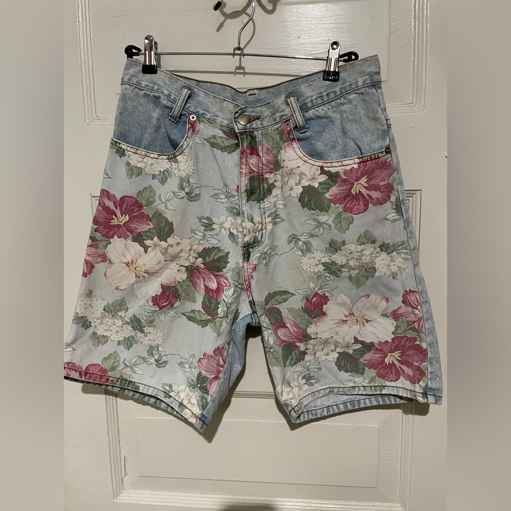 Women’s 90’s Acid Wash Floral Denim Shorts, Medium